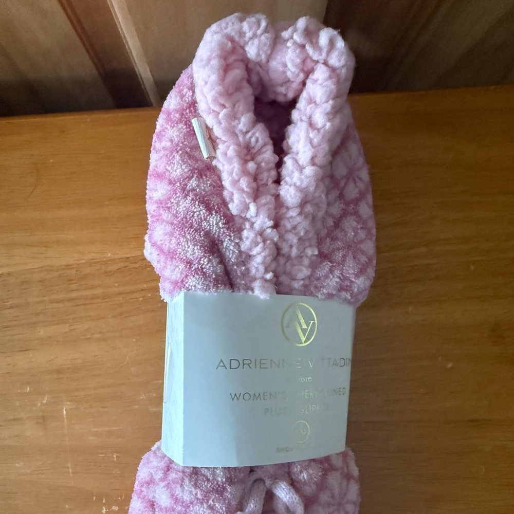 New With Tags, Women’s Slippers Shoe Size L/XL (9-11)